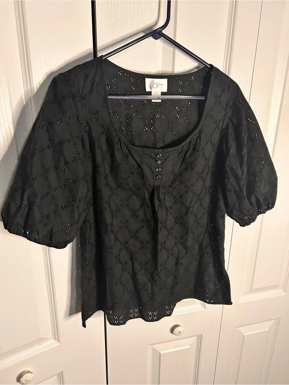 Loft Women’s Size 4 Black Eyelet Puff-Sleeve Blouse Scoop‎ Neck Button Front